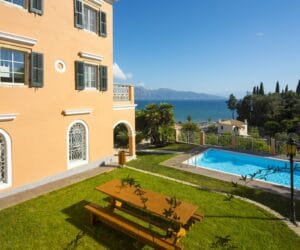 Korfu abseits der Golfplätze: Die perfekte Unterkunft für Familien und Golfliebhaber